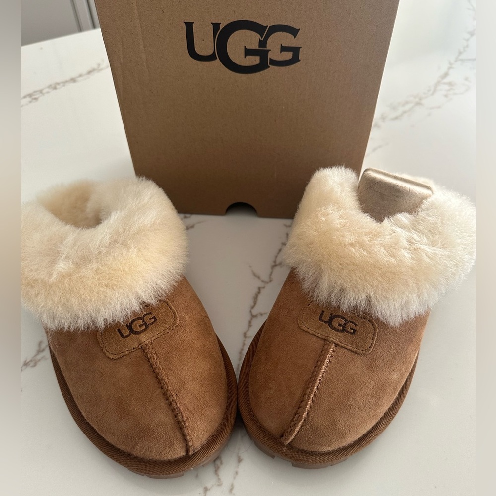 UGG SLIPPERS (Coquette Shearling Lined Slipper)